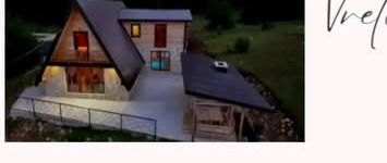 Villa Suvo Vrelo osvijetljena u sumrak, sa upaljenim svjetlima
